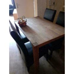 4 mooie zwart leren stoelen + een mooie houten tafel!