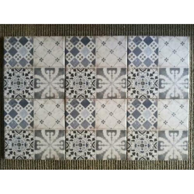 25 tegels Spaans keramiek 20 x 20 cm. Nieuw in doos