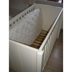 Te koop ledikant lattenbodem incl matras en commode