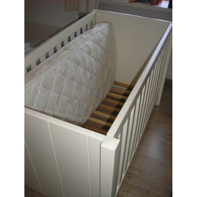 Te koop ledikant lattenbodem incl matras en commode