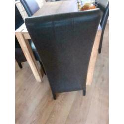 4 mooie zwart leren stoelen + een mooie houten tafel!