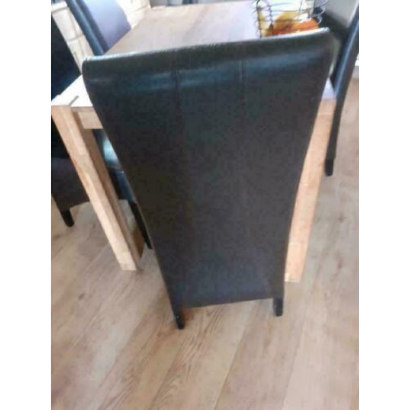 4 mooie zwart leren stoelen + een mooie houten tafel!