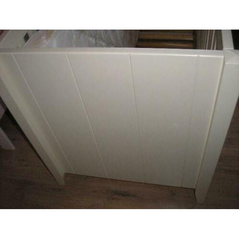 Te koop ledikant lattenbodem incl matras en commode