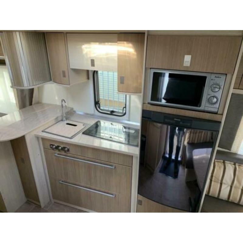 Bürstner 465 TS Averso Mover, voortent