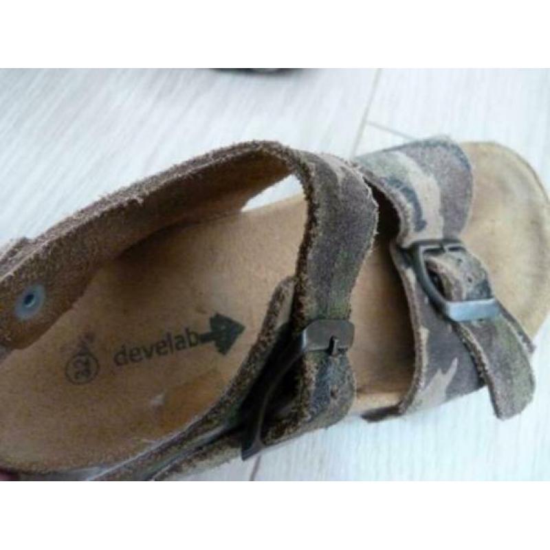 Leuke stoere sandalen (slippers) van Develab, maat 32