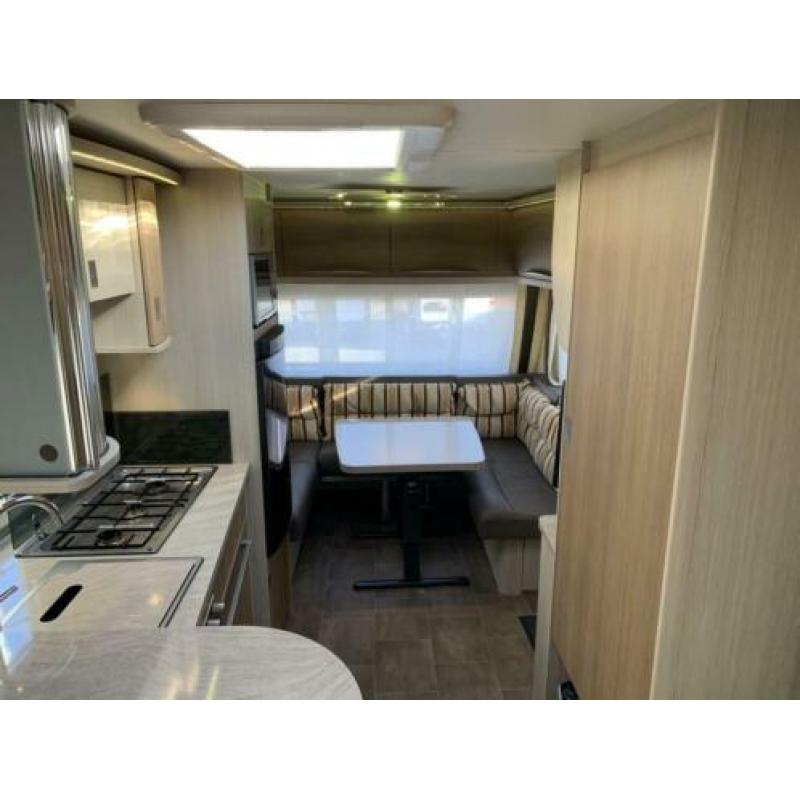 Bürstner 465 TS Averso Mover, voortent