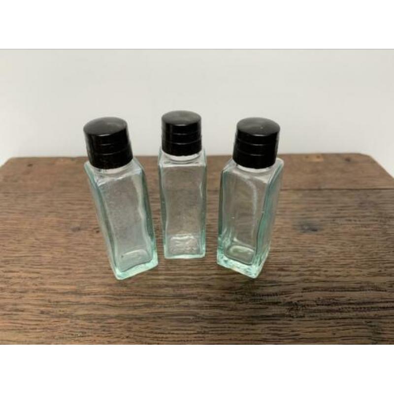 Oude brocante medicijnflesjes en parfumflesjes, bakeliet