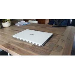 Witte laptop, netjes
