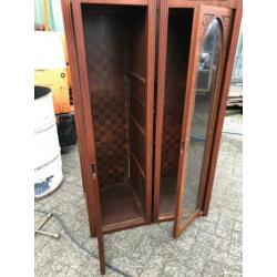 Te koop 2 ouderwetse vitrine kasten
