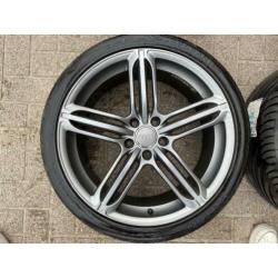 Audi RS6 Velgen Sport 19inch. 4 mooie velgen 3 goede banden