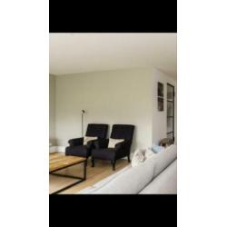 2 mooie zwarte stoelen gecapituleerd