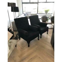 2 mooie zwarte stoelen gecapituleerd
