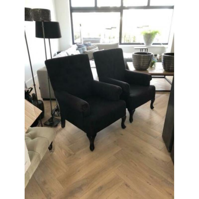 2 mooie zwarte stoelen gecapituleerd