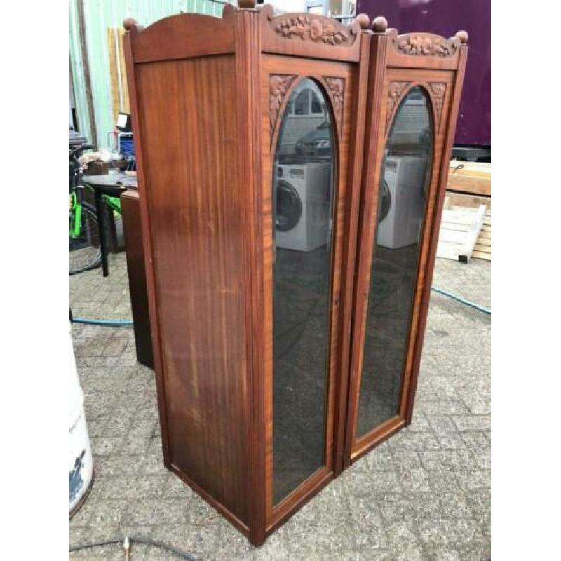 Te koop 2 ouderwetse vitrine kasten