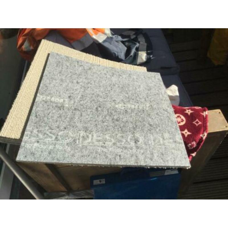 Tapijttegels Desso kleur beige 50 x 50 cm 2000 stuks 500 m2