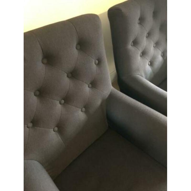 2 mooie zwarte stoelen gecapituleerd
