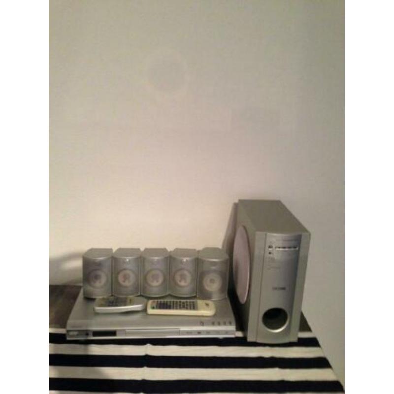 He dvd speler 5.1 Kanaal inclusief de set van 5 speakers
