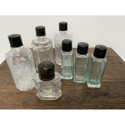 Oude brocante medicijnflesjes en parfumflesjes, bakeliet