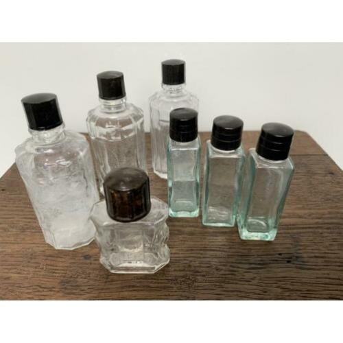 Oude brocante medicijnflesjes en parfumflesjes, bakeliet