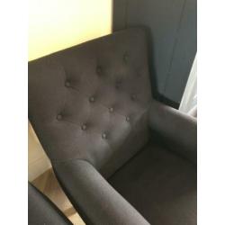 2 mooie zwarte stoelen gecapituleerd