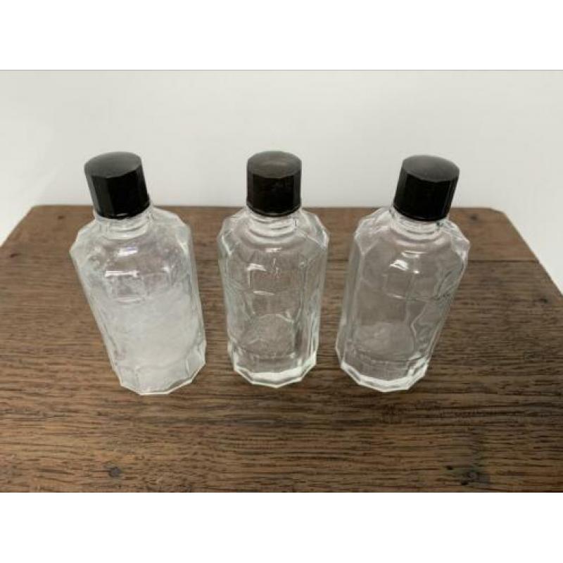 Oude brocante medicijnflesjes en parfumflesjes, bakeliet