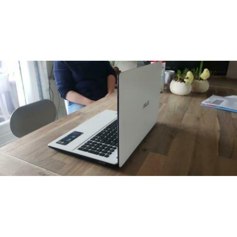 Witte laptop, netjes