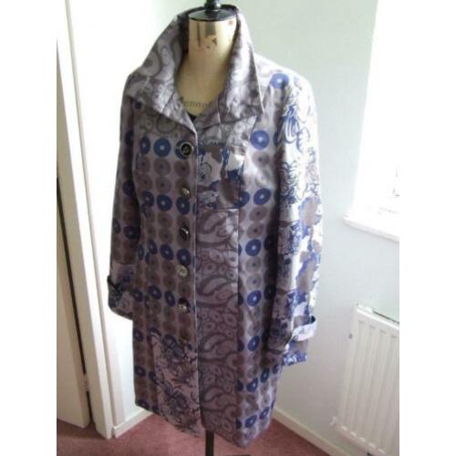 Prachtige trenchcoat taupekleur met blauw maat L/40