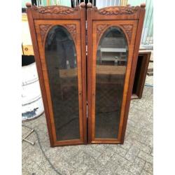 Te koop 2 ouderwetse vitrine kasten