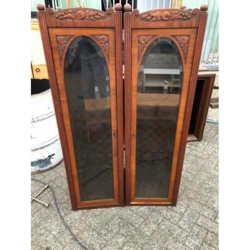 Te koop 2 ouderwetse vitrine kasten