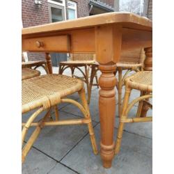 6 Rieten stoelen met tafel
