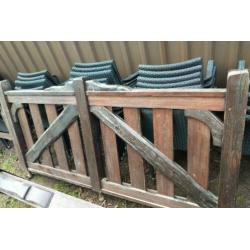 2 Houten hekken. Met montage poten.