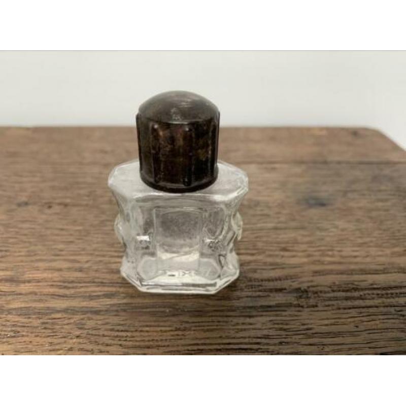 Oude brocante medicijnflesjes en parfumflesjes, bakeliet