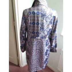 Prachtige trenchcoat taupekleur met blauw maat L/40