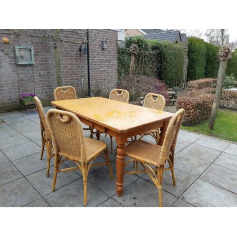 6 Rieten stoelen met tafel