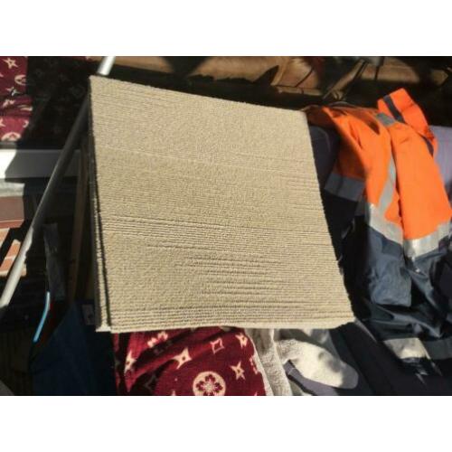 Tapijttegels Desso kleur beige 50 x 50 cm 2000 stuks 500 m2