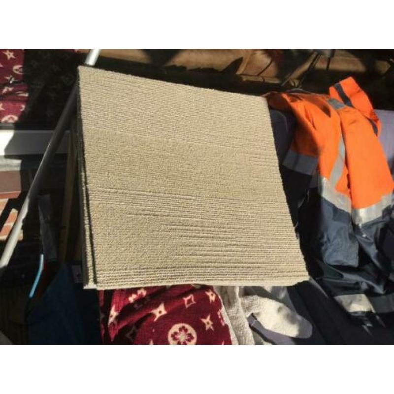 Tapijttegels Desso kleur beige 50 x 50 cm 2000 stuks 500 m2