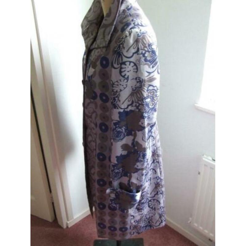 Prachtige trenchcoat taupekleur met blauw maat L/40