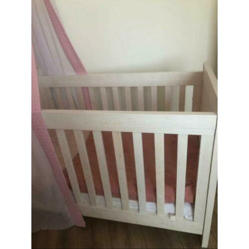 Hele mooie meisjes bed en comode en badje compleet