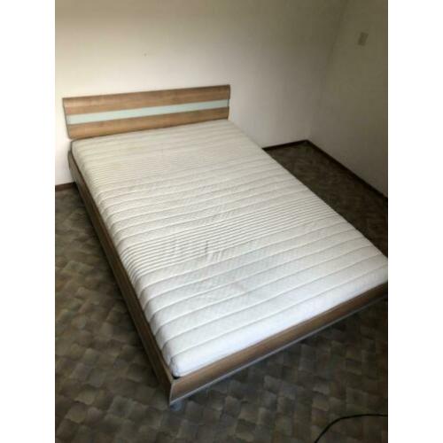 Bed 140 cm x 200 cm