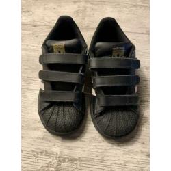 Zwarte Adidas Superstar maar 27