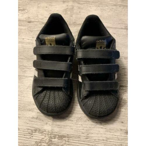 Zwarte Adidas Superstar maar 27