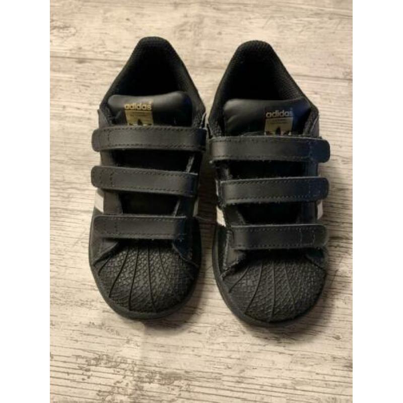 Zwarte Adidas Superstar maar 27