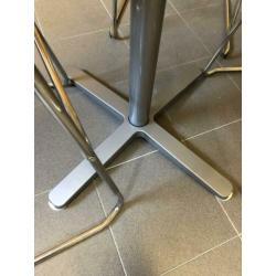 Statafels met krukken