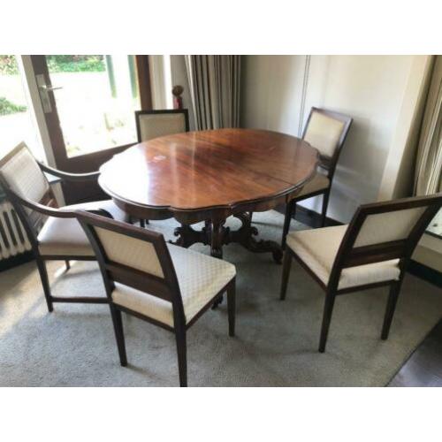 Klassieke Tafel en stoelen
