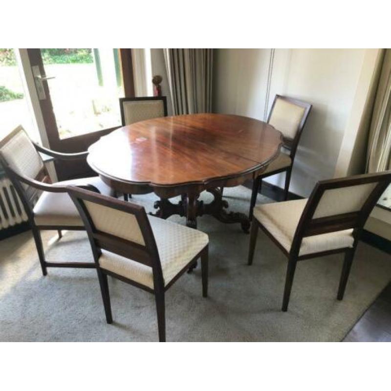 Klassieke Tafel en stoelen