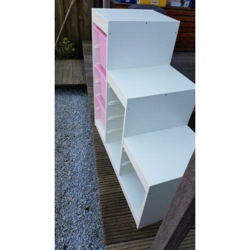 Ikea trofast kast wit met 3 roze bakken met deksels