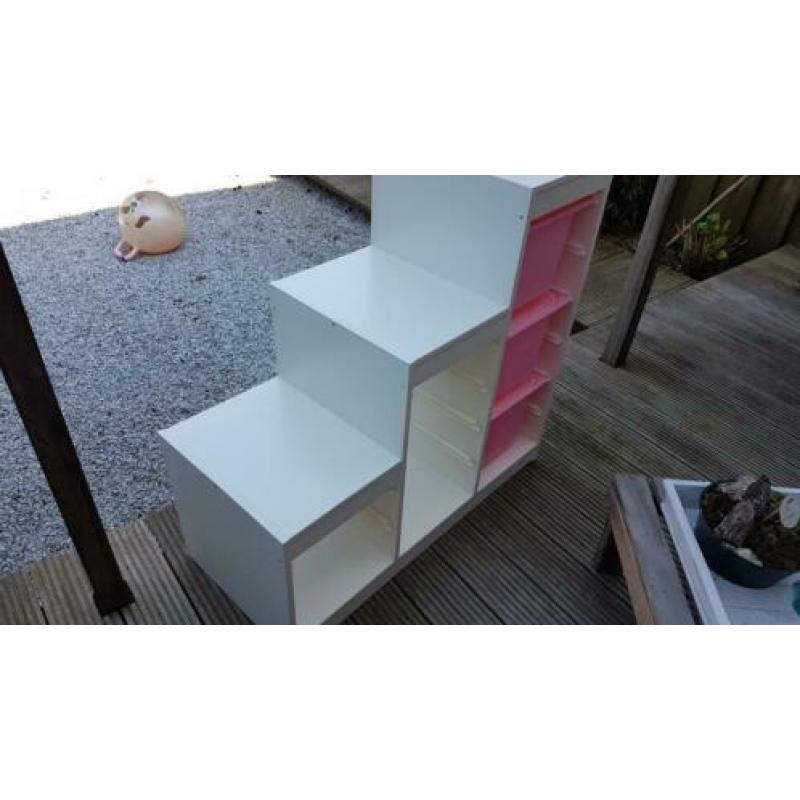 Ikea trofast kast wit met 3 roze bakken met deksels