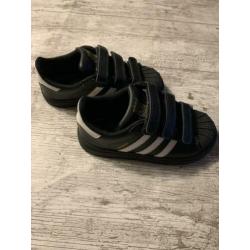 Zwarte Adidas Superstar maar 27