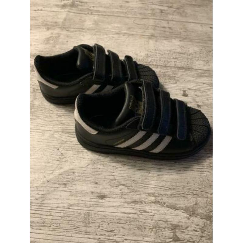 Zwarte Adidas Superstar maar 27
