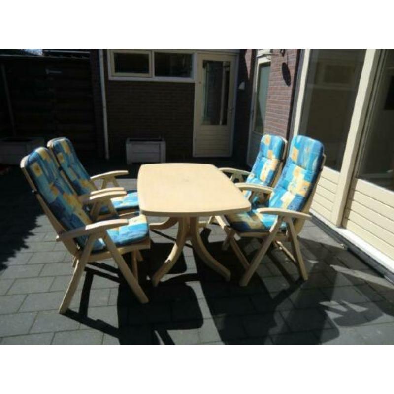 Tuinset met tafel,4 stoelen en kussens